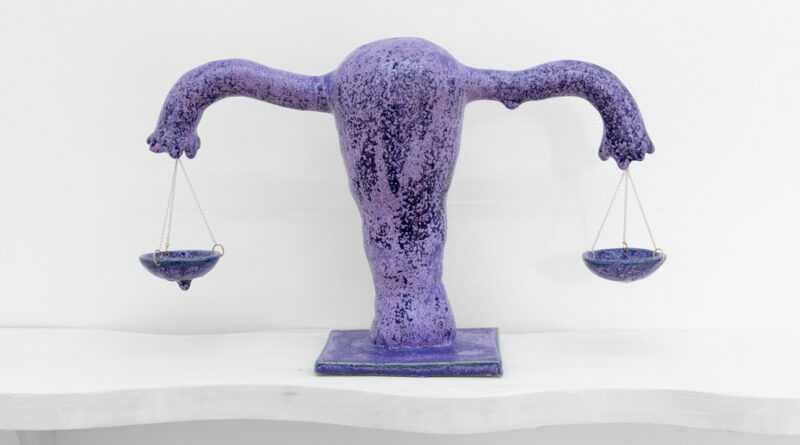 Die Waagschale in Balance halten: In der Rudolf-Scharpf-Galerie in Ludwigshafen ist die Ausstellung „Un_erhört. Wie sich die Vulva heute Gehör verschafft!“ zu sehen – provokant und lohnenswert zugleich