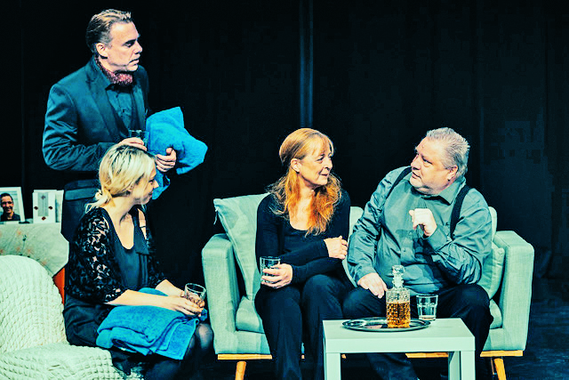 „Gottlos“ – Natalja Althausers Regiedebüt feierte im E-Werk Premiere mit dem neu gegründeten Theater Explosiv