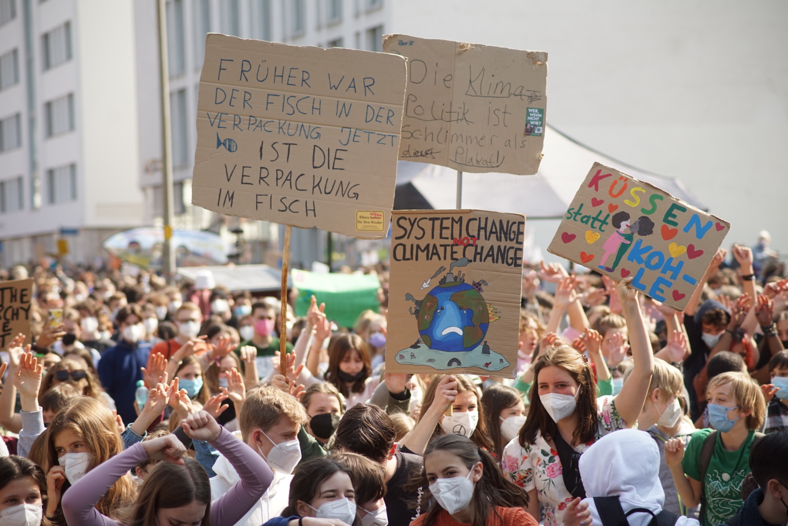 8000 Menschen demonstrierten heute in Freiburg für Klimagerechtigkeit und Frieden
