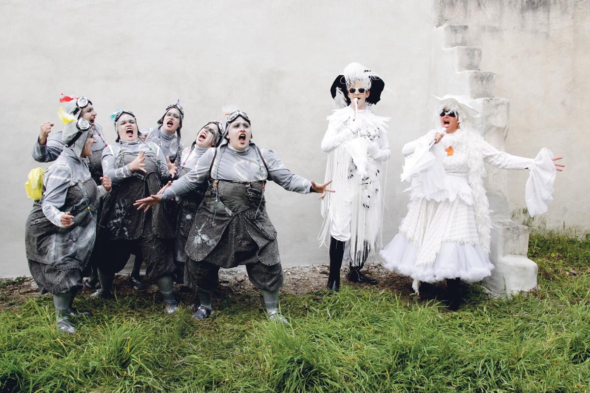 Punkige Krähen und hinreißende Wildgänse: Die Breisacher Festspiele zeigen das Kinderstück „Nils Holgersson“