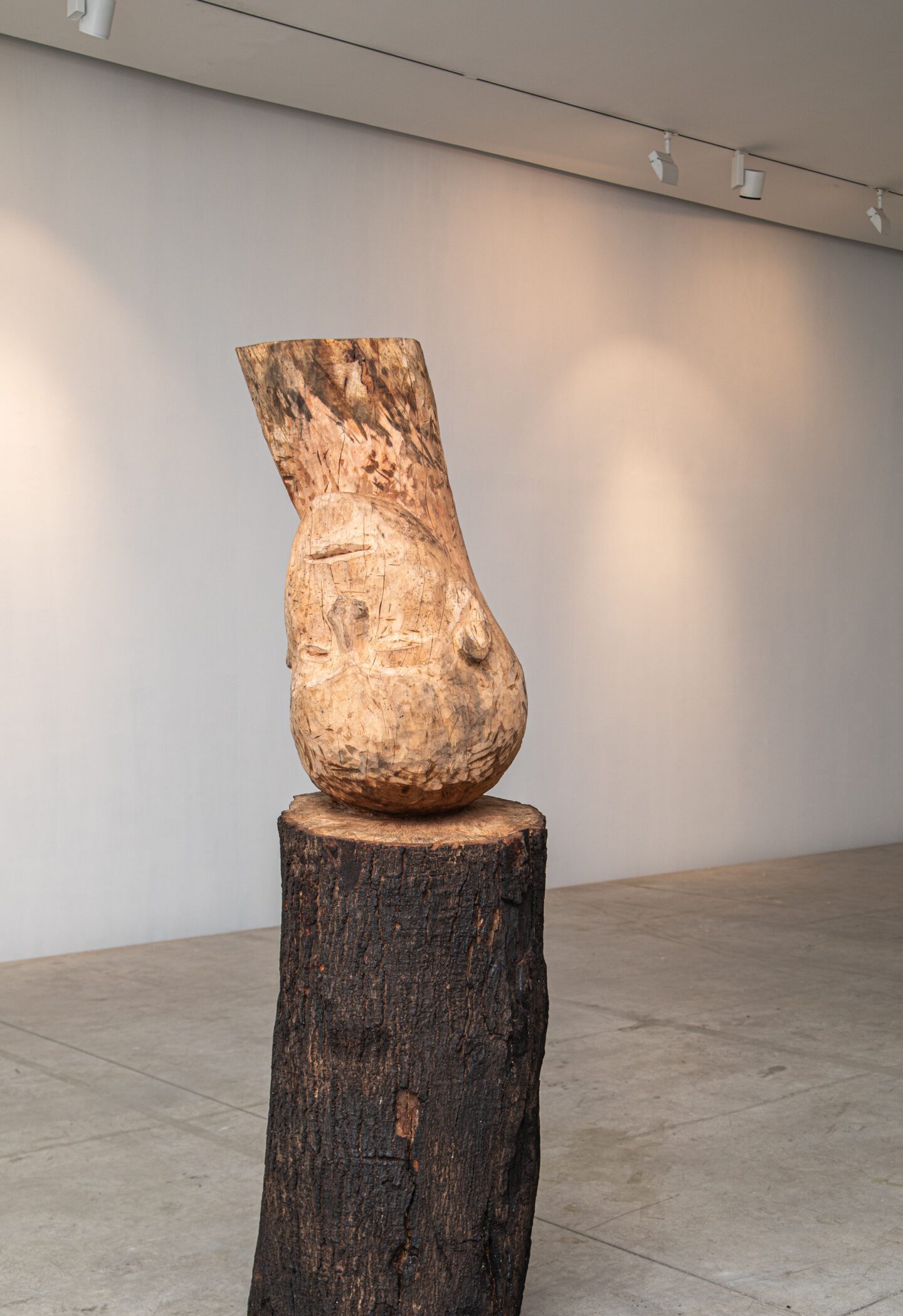 Die Galerie Cecile Fakhoury zeigt Arbeiten des Bildhauers Jems Koko Bi