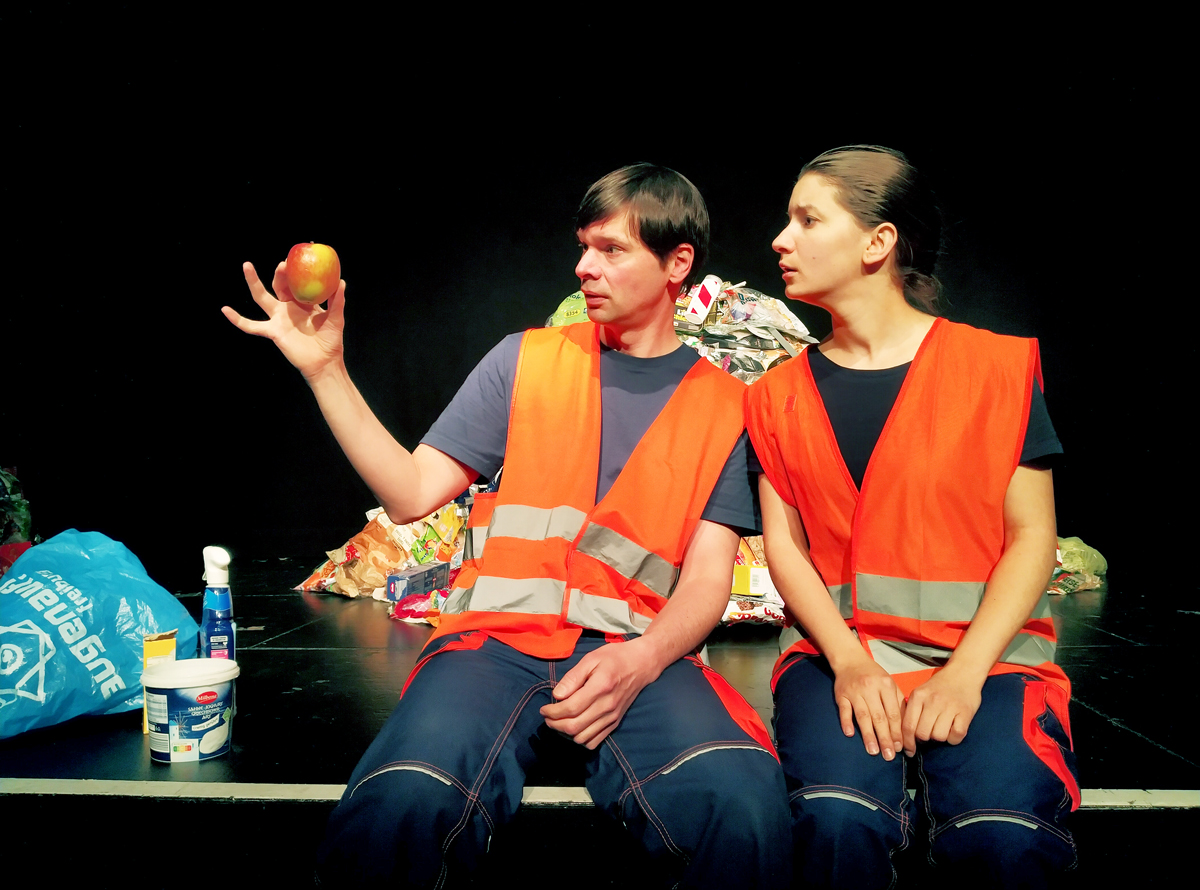 Eine Welt ohne Wiesen, Blumen und Bäume? Das Theater Budenzauber feierte Premiere mit seinem Stück „Mülldorado“