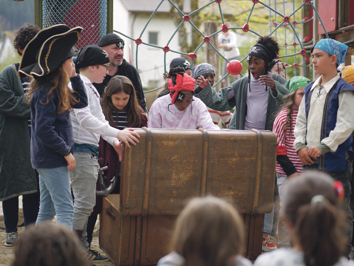 Zwanzig Jahre P.A.K.T.: Zum Auftakt gab‘s das Open-Air-Theaterstück „Piraten lesen nicht“ von Stefanie Horinek