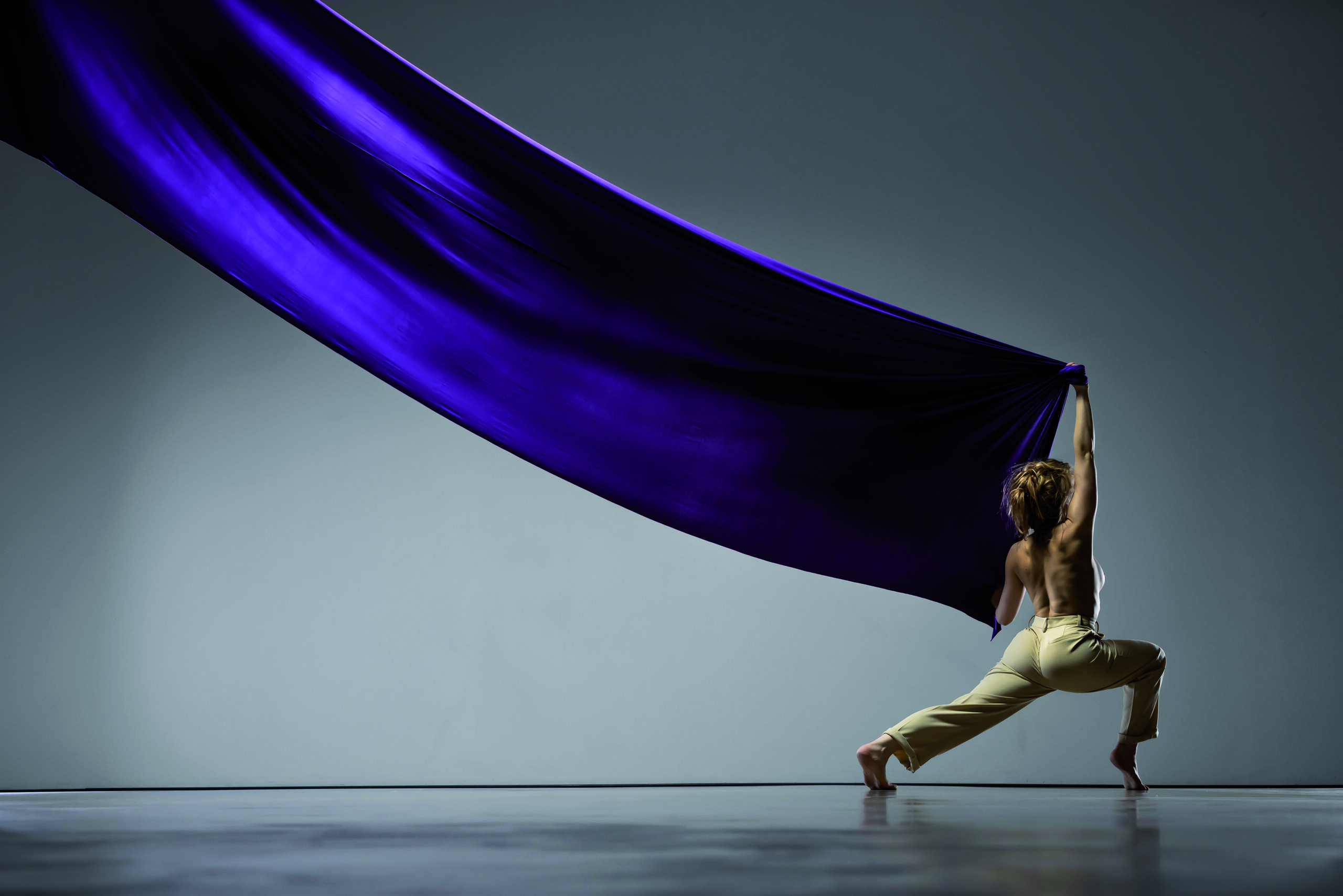 Rebecca Mary Narums erste abendfüllende Soloperformance „The Doll in her Pocket“ feierte im E-Werk in Freiburg Premiere