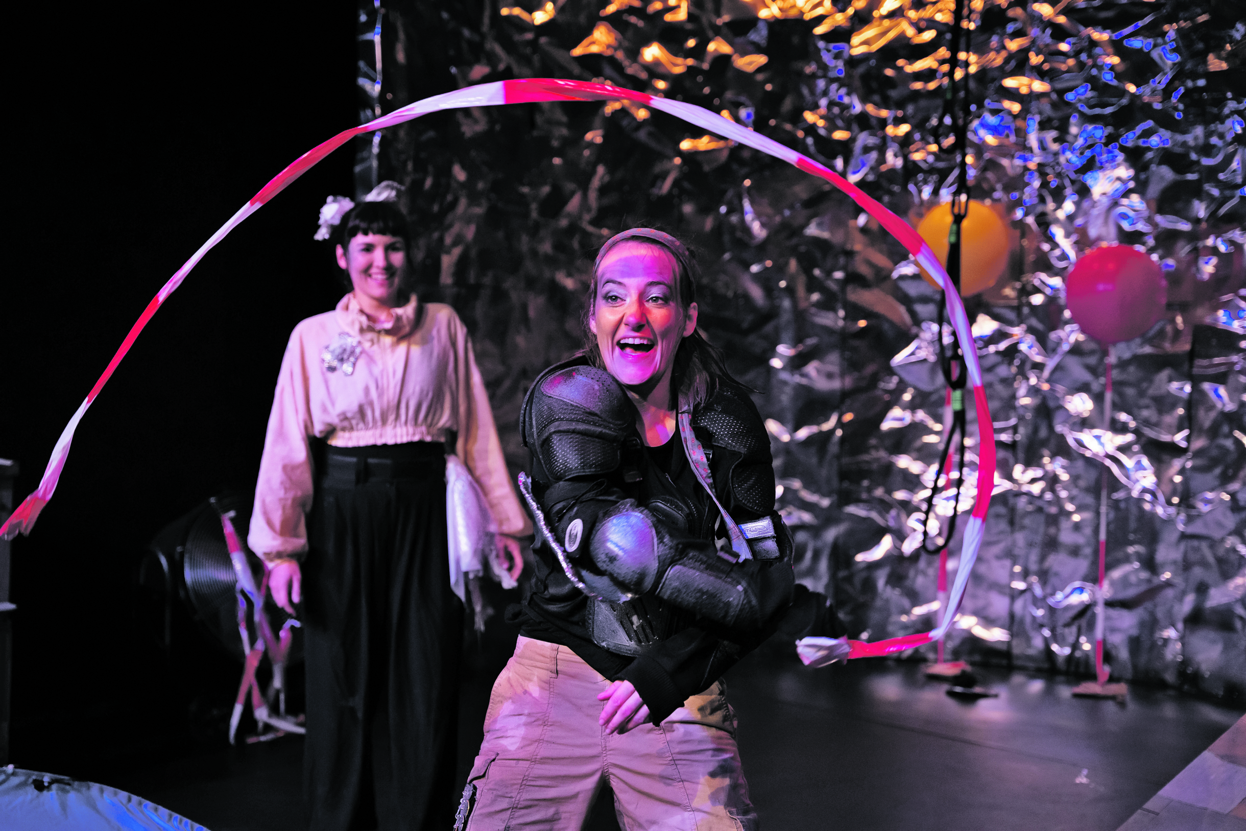 Die wundersame Kraft der Solidarität: Grandiose Inszenierung von „Der Zinnsoldat und die Papiertänzerin“ im Theater im Marienbad