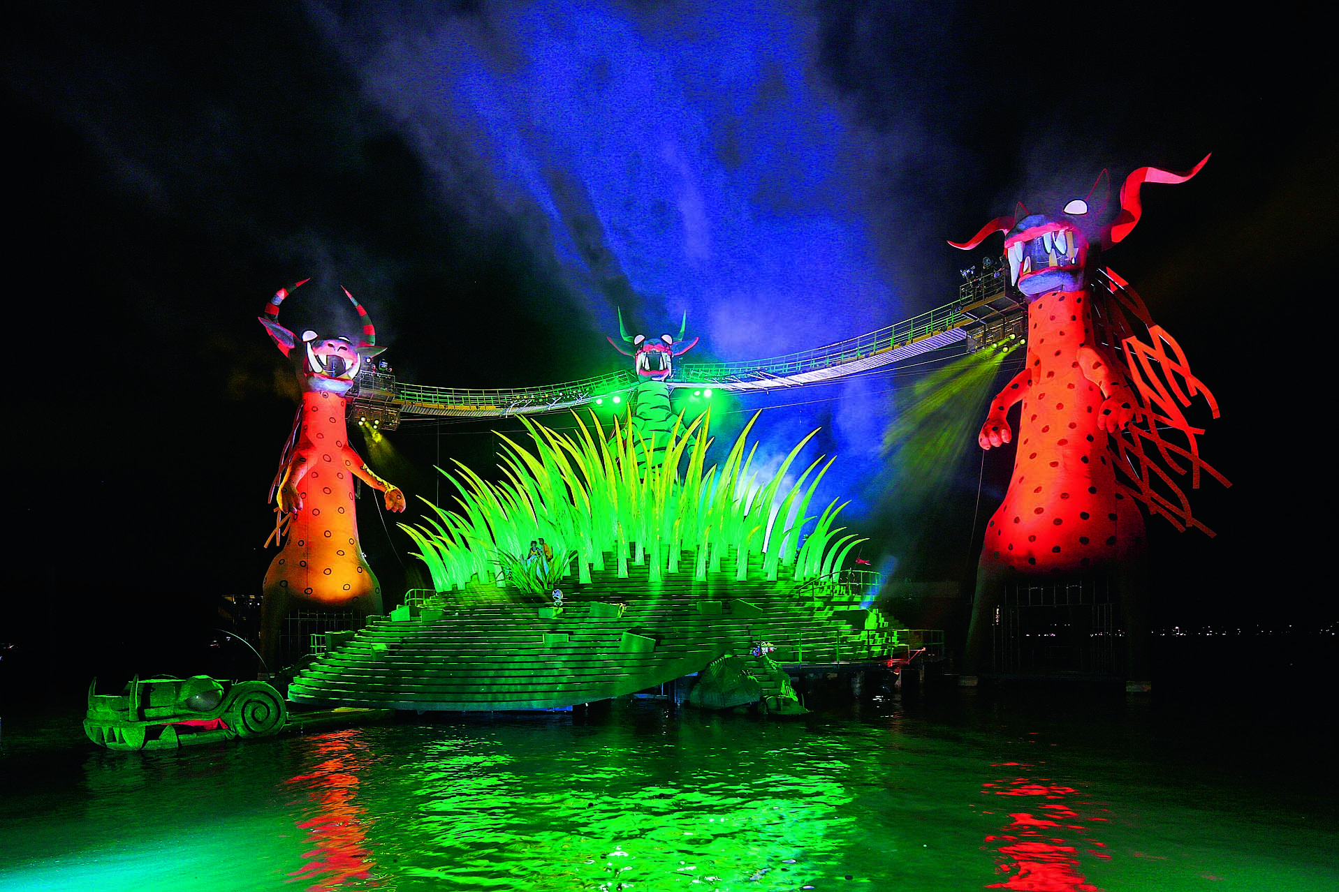 Höllengiraffendrachenhunde hinter Schildkröte