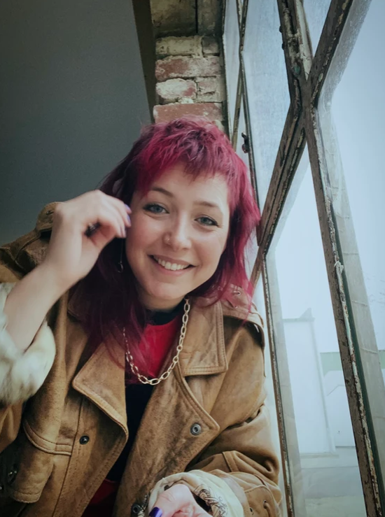 Die Freiburger Musikerin Rika Bender feiert mit ihrem Style und ihrer Musik die 80er – und startet auf einem neuen Label durch