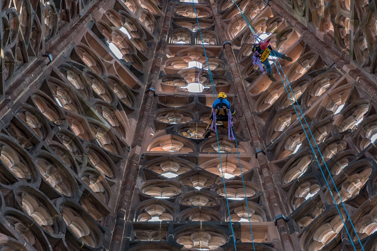 Bekletterung des Münsterturms zur Bauwerksüberwachung im Juni