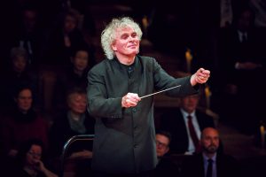 Dirigent Sir Simon Rattle (© Stefan Rabold) Foto des Dirigenten der Berliner Philharmoniker Sir Simon Rattle