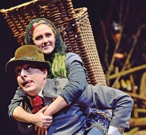 "Die kleine Hexe" im Theater Freiburg Szenenbild aus "Die kleine Hexe" im Theater Freiburg: Der Revierförster trägt die kleine Hexe huckepack