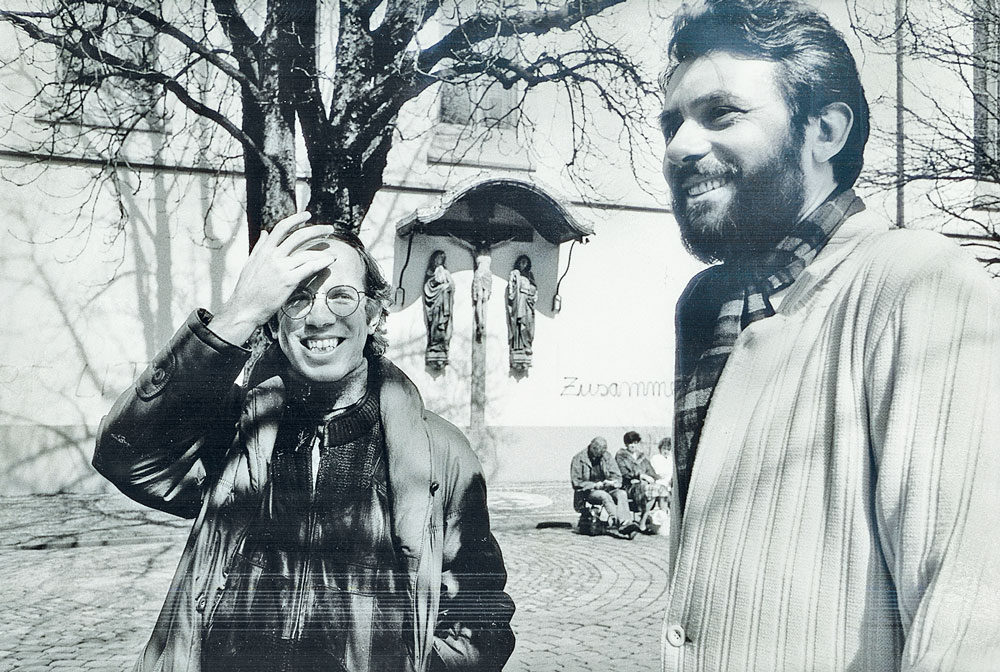 Dirk Nabering (rechts) mit Gidon Kremer in Freiburg im März 1985 – dieses Jahr feiern beide ihren 70. Geburtstag (© Maija Nabering) Foto von Dirk Nabering und Gidon Kremer in Freiburg im März 1985