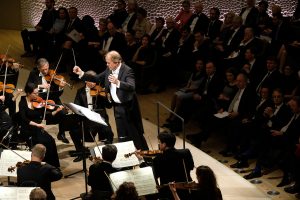 Dirigent Thomas Hengelbrock beim Eröffnungskonzert in der Elbphilharmonie (© Michael Zapf) Foto des Eröffnungskonzerts in der Elbphilharmonie. Im Bildzentrum Dirigent Thomas Hengelbrock.
