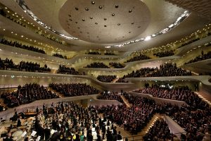 Pausenapplaus beim Eröffnungskonzert (© Michael Zapf) Foto des Eröffnungskonzerts in der Elbphilharmonie. Es zeigt Teile des Orchesters und des Publikums