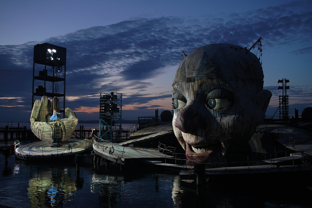 Die Bregenzer Festspiele verzaubern mit „Rigoletto“ in der Regie von Philipp Stölzl