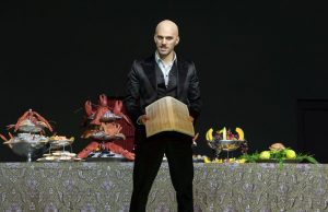 Riccardo Fassi als Don Giovanni im Theater Basel (© Priska Ketterer) Szenenbild aus "Don Giovanni" im Theater Basl, es zeigt den Schauspieler Riccardo Fassi mit einem Telefonbuch vor einem Buffet