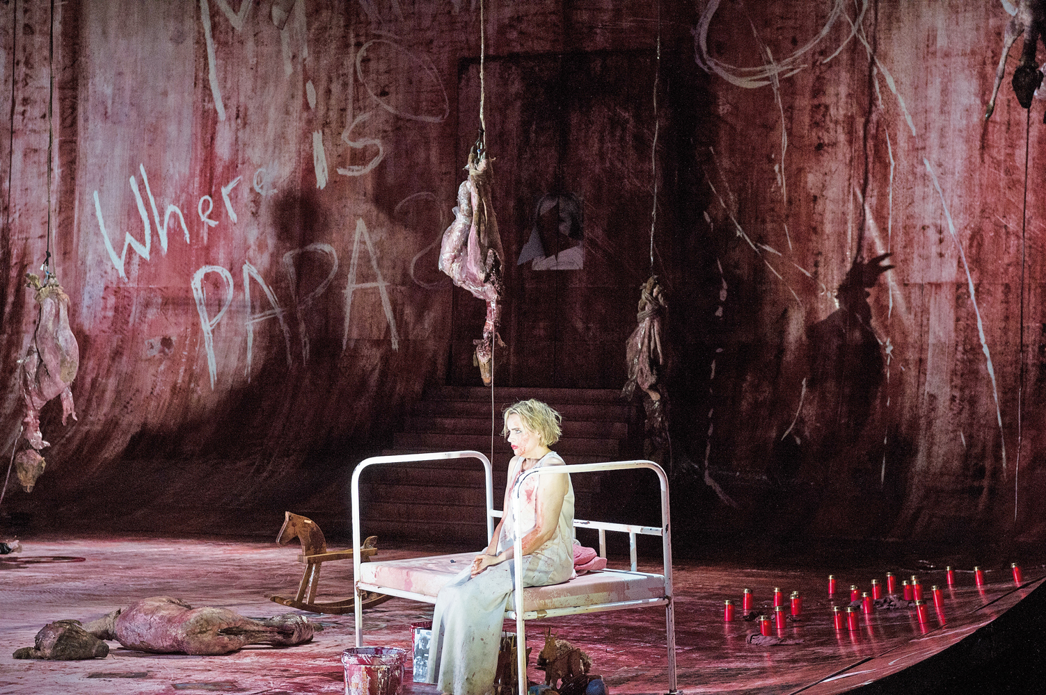 Regisseur David Bösch zeigt eine blutige „Elektra“ am Theater Basel