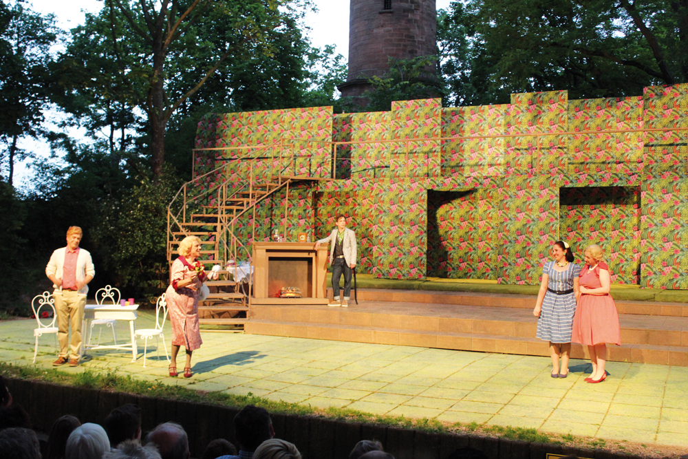 Wolkenbruch beendet die Komödie „Charleys Tante“ bei den Festspielen Breisach vorzeitig