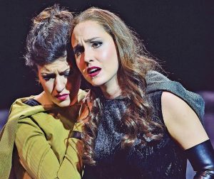 Sirin Kilic und Kim-Lillian Strebel in Ludger Vollmers "Crusades" am Theater Freiburg Szene aus "Crusades" am Theater Freiburg. Es zeigt die Schauspielerinnen Sirin Kilic und Kim-Lillian Strebel