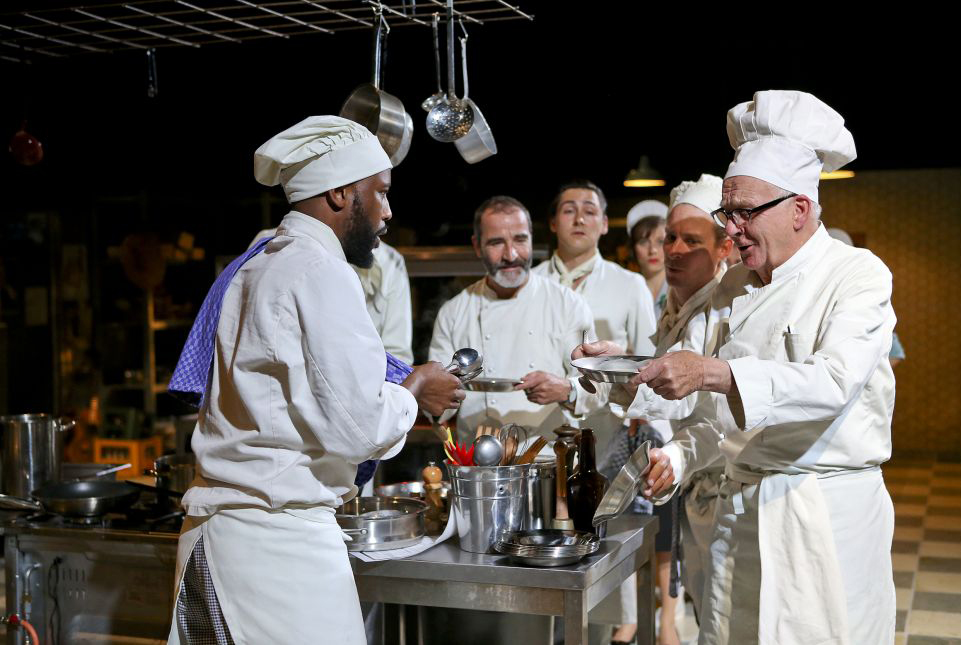 Amir Reza Koohestani inszeniert Arnold Weskers „Die Küche“ am Theater Freiburg
