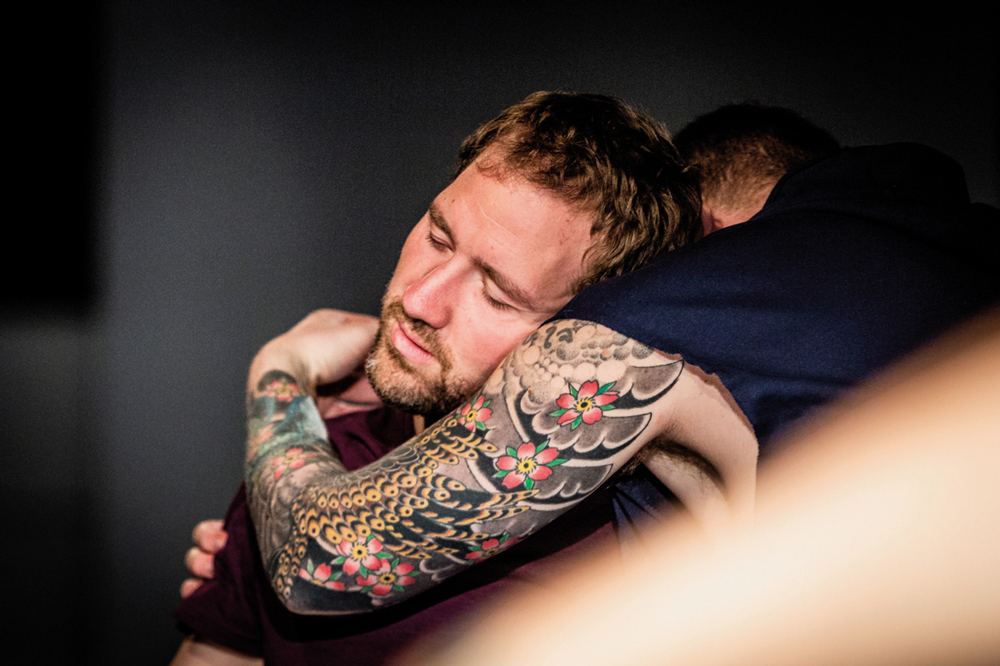 Im Tanzprojekt „Grenzland“ am Theater Freiburg verarbeiten Männer ihre Krebs-Erfahrungen