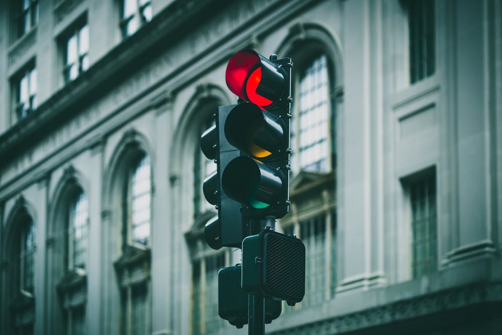 Kultur abschaffen: Unter Claudia Roth bricht das Bundeskulturministerium mit dem Koalitionsvertrag – welche Folgen hat das für die Freie Kulturszene? Ein Überblick.