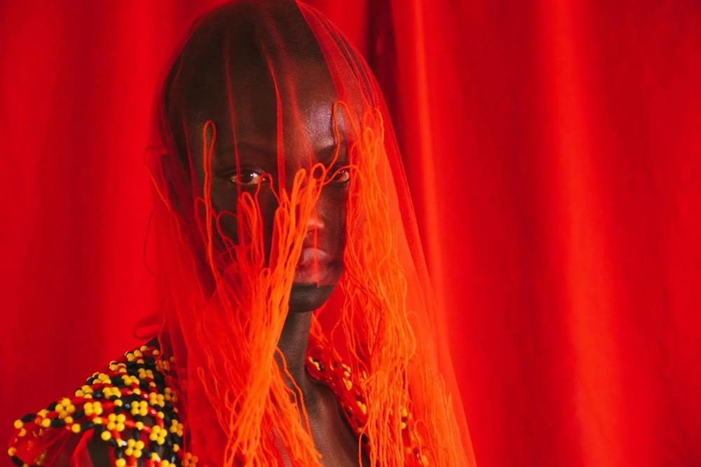 Ken Kweku Nimo zelebriert in seinem Buch „Afrika in Mode“ das afrikanische Modedesign und untersucht den Einfluss Afrikas auf die westliche Modeindustrie – damals wie heute ein ausbeuterisches Unterfangen