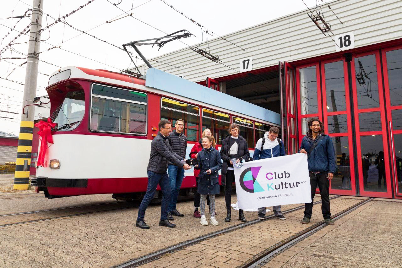 Alte Bahn sucht neuen Job: Clubkultur e.V. Freiburg funktioniert alte Straßenbahn um