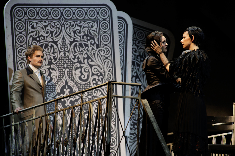 Gier nach Glück: Ektoras Tartanis dirigiert, Peter Carp inszeniert eine faszinierende „Pique Dame“ am Freiburger Theater