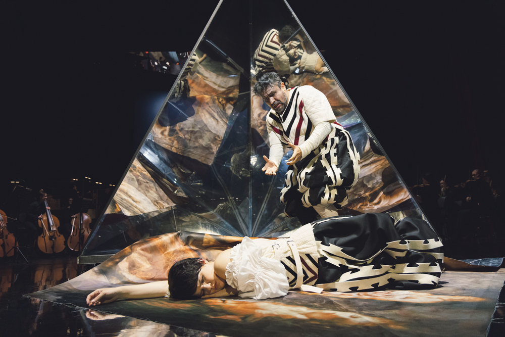 Die Bühne wird zum Wimmelbild: Giuseppe Verdis „Rigoletto“ am Theater Freiburg mit vielen Gauklern und Gaunern