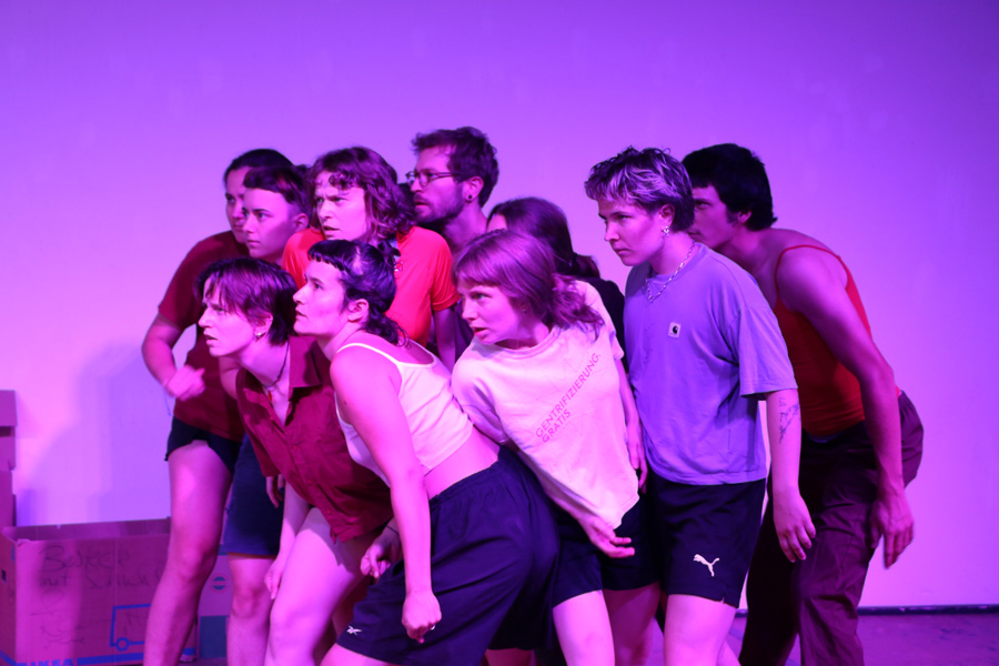 Kubus³-Theatergruppe spielt das Stück „Es passt nicht – DIN 61x30x32 cm“ in der Haslacherstraße