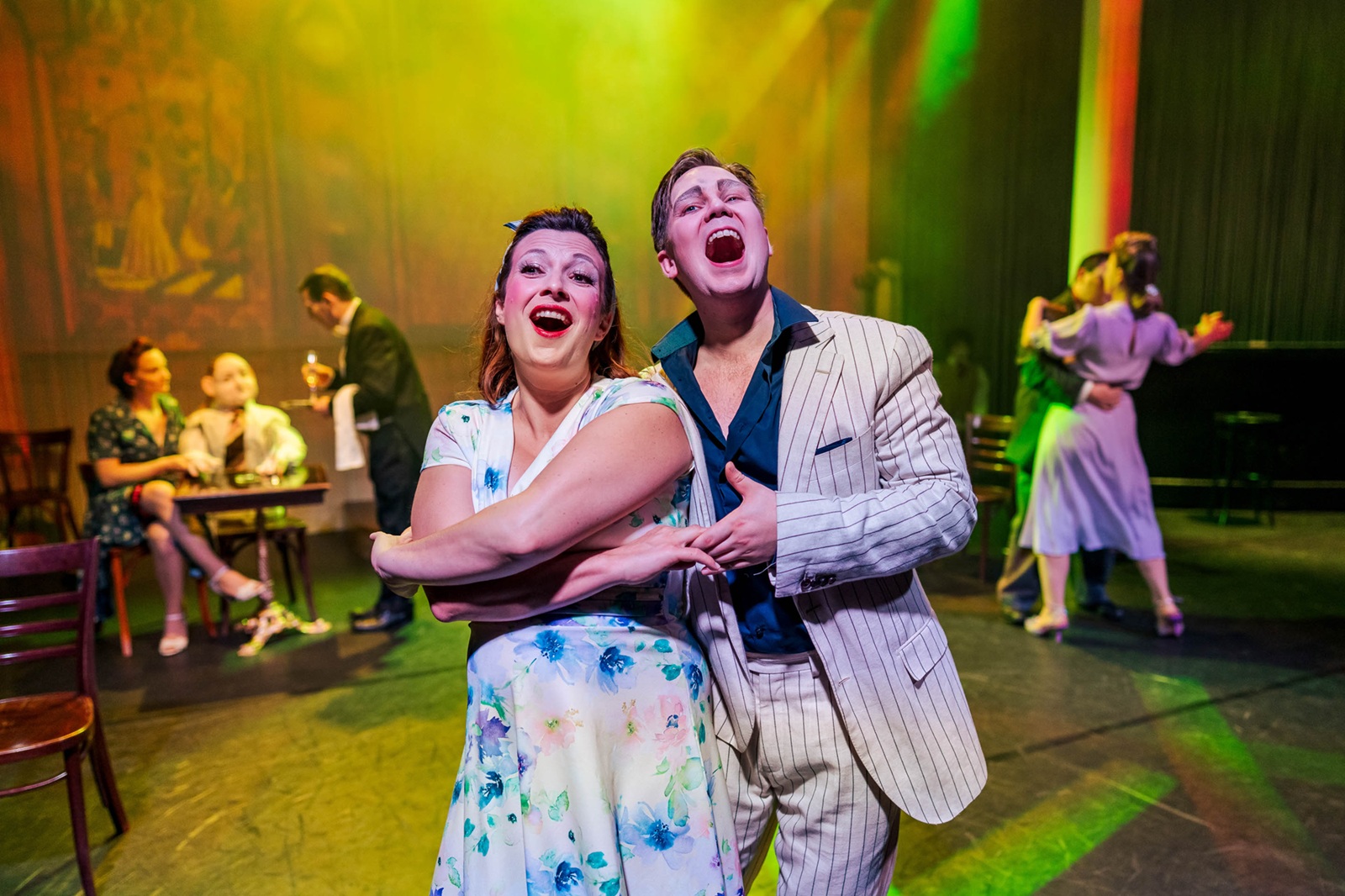 Das Leben ist zu kurz, um diesen sommerlichen Comedy-Theatertrip, dieses Fest der Phantasten, zu verpassen: Es wird gesungen, getanzt, sich die Worte um die Ohren gehauen, dass einem schwindlig werden kann! Doch Rettung naht: Lachen ist gesund. Vier verschrobene Literaten treffen sich, um das Paul-Scheerbart-Denkmal einzuweihen, einem großen, aber nahezu vergessenen Schriftsteller und genialen Erfinder des Perpetuum mobiles. Doch die Feier gerät aus allen Fugen, das Piano des Musikers spielt verrückt, der Caterer ist bankrott, das Redemanuskript is blowing in the Wind. Und aus dem Denkmal klettert leibhaftig wer? Das darf doch alles nicht wahr sein! 9 Schauspielerinnen und Schauspieler treiben sich selbst und mit ihnen das Publikum in diesen herrlichen Theater-Wahnsinn. Was´n Quark! URAUFFÜHRUNG Das Leben ist zu kurz, um diesen sommerlichen Comedy-Theatertrip, dieses Fest der Phantasten, zu verpassen: Es wird gesungen, getanzt, sich die Worte um die Ohren gehauen, dass einem schwindlig werden kann! Doch Rettung naht: Lachen ist gesund. Vier verschrobene Literaten treffen sich, um das Paul-Scheerbart-Denkmal einzuweihen, einem großen, aber nahezu vergessenen Schriftsteller und genialen Erfinder des Perpetuum mobiles. Doch die Feier gerät aus allen Fugen, das Piano des Musikers spielt verrückt, der Caterer ist bankrott, das Redemanuskript is blowing in the Wind. Und aus dem Denkmal klettert leibhaftig wer? Das darf doch alles nicht wahr sein! 9 Schauspielerinnen und Schauspieler treiben sich selbst und mit ihnen das Publikum in diesen herrlichen Theater-Wahnsinn. Was´n Quark!